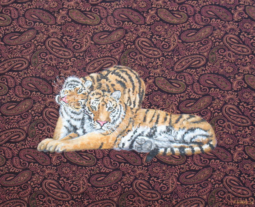 Stoffbild mittel: Zwei kuschelnde Tiger, gemalt mit Acrylfarbe auf einem indisch gemusterten Stoff.