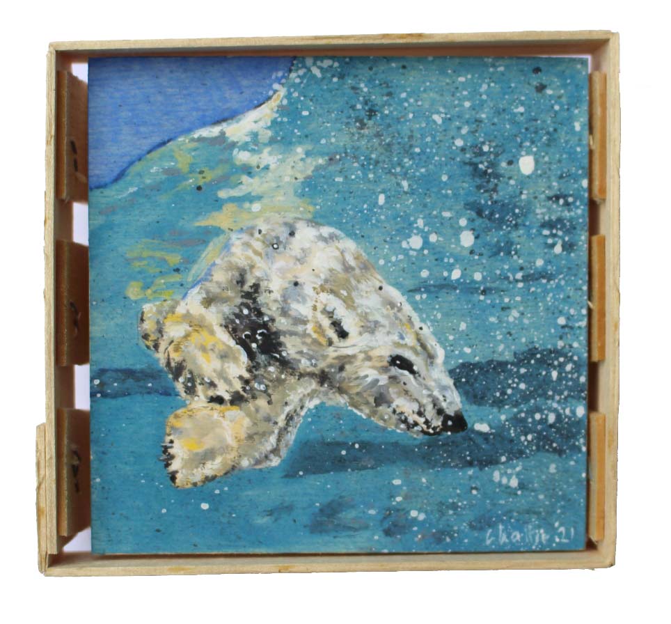 Ein schwimmender Eisbär, gemalt mit Acrylfarbe auf Sperrholz.
Eingerahmt in eine Holzkäseschachtel.