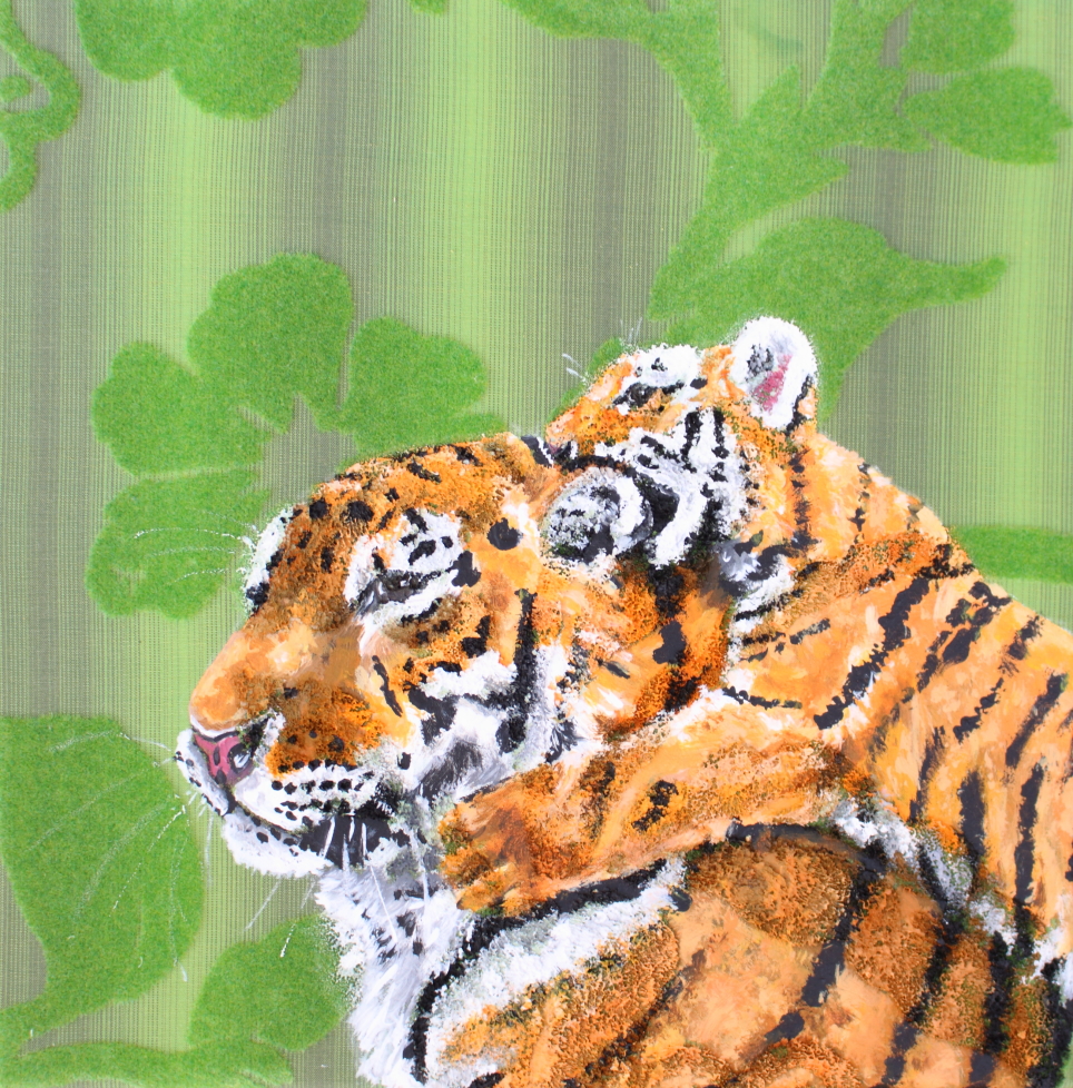 Tigermutter mit Kind vor einem grünen Stoff mit grünem Muster