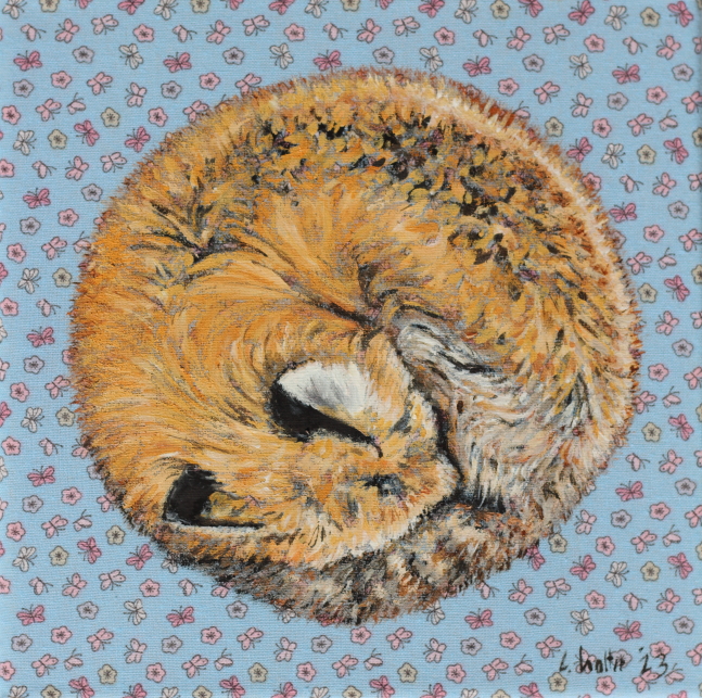 gemalter Fuchs, zusammengerollt als Kugel auf einem Stoff mit kleinem Schmetterlingsmuster.