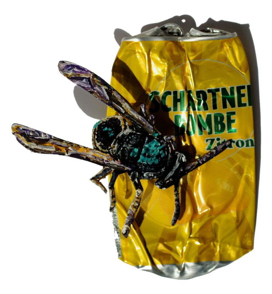 Hornisse auf einer Schartnerbombe Getränkedose