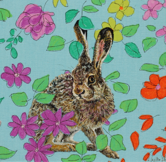 Hase gemalt mit Acryl sitzt auf einem grünen stoff mit Blumenmuster