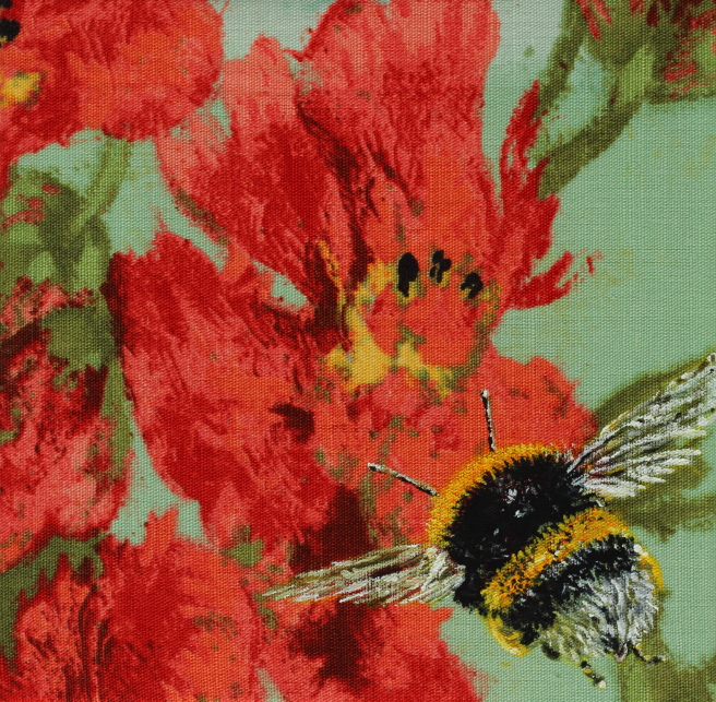 Eine Hummel fliegt zu einer Blüte auf dem Stoffmuster.