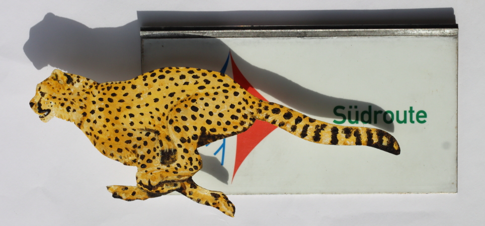 Lauffender Gepard auf einem Schild mit der Schrift Südroute.